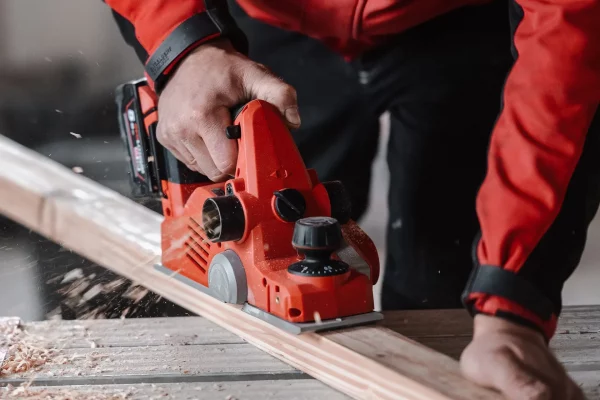 Bier-Haus-Handwerk-vor-Ort-elektrischer-Holzhobel